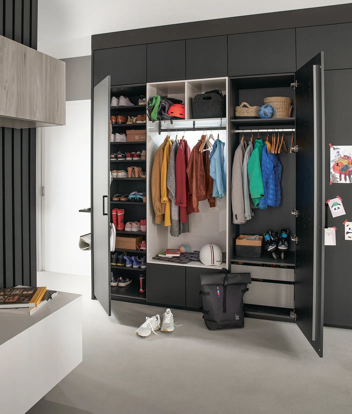 FIO-L096U_AVO-L772U_Garderobe_offen_2022.webp